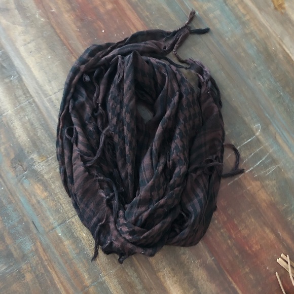 Patterned Fringe Scarf - Picture 5 of 6